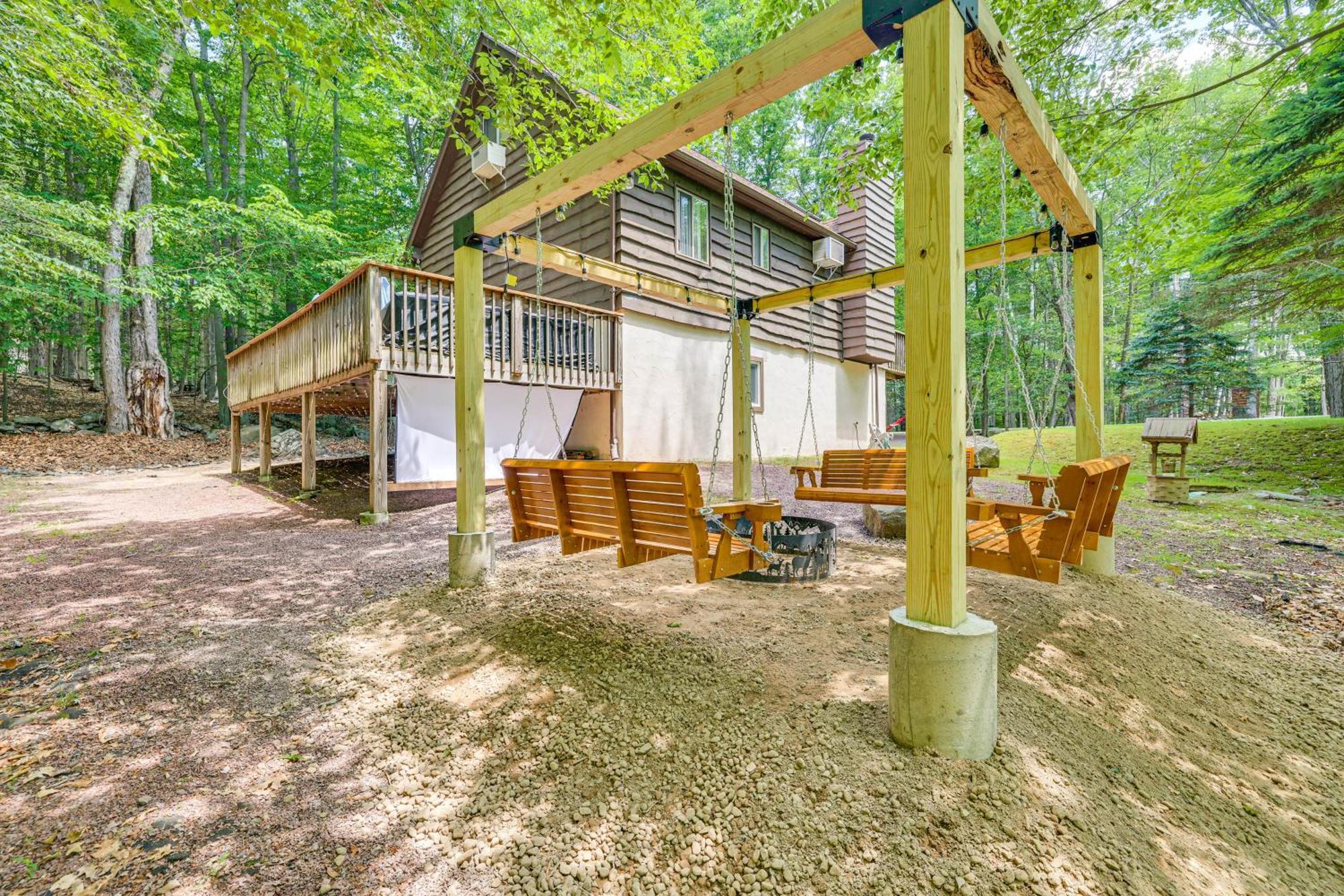 Poconos Cabin Rental - Walk To Lake Wallenpaupack! Lake Ariel Exterior foto