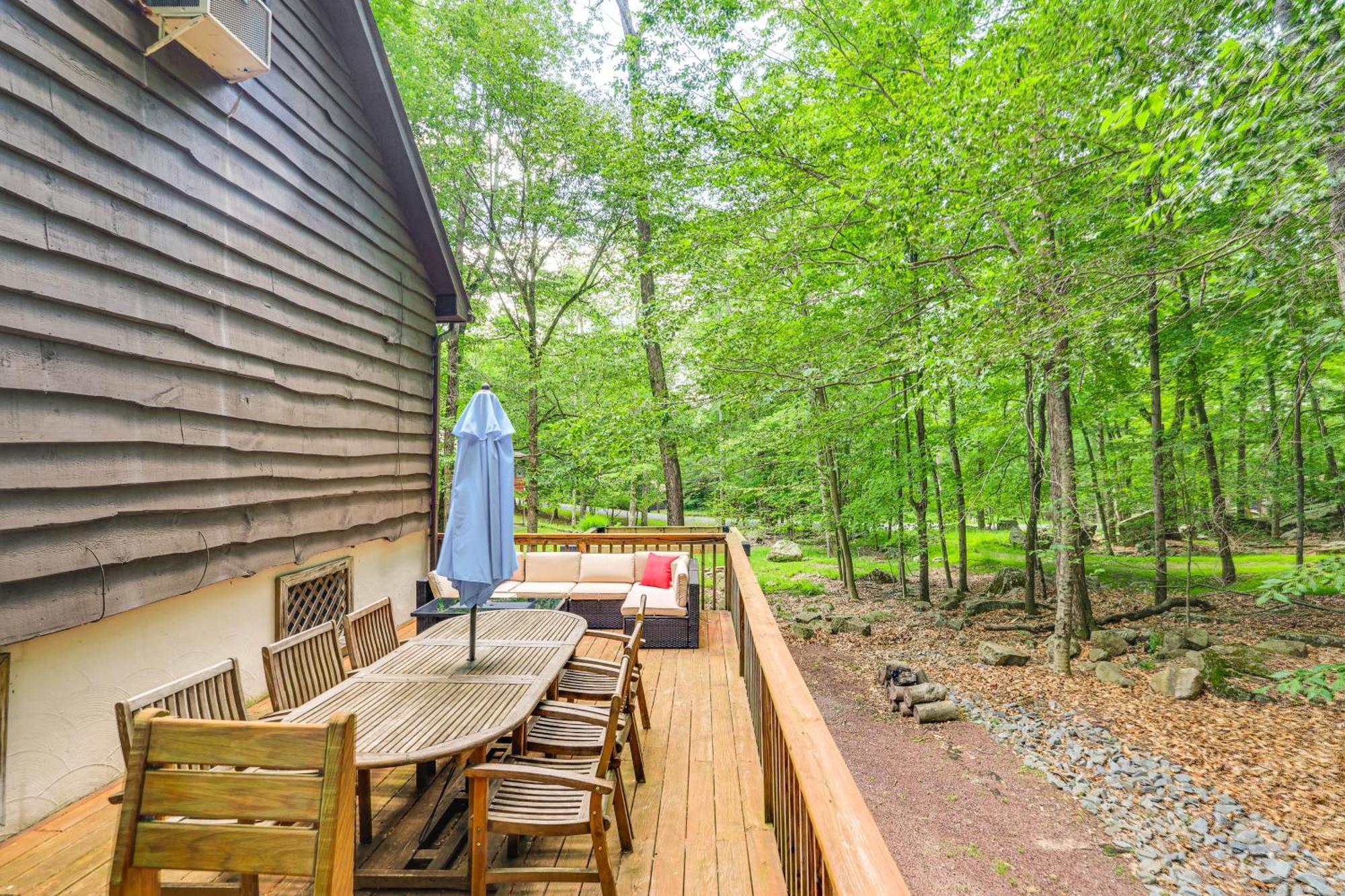 Poconos Cabin Rental - Walk To Lake Wallenpaupack! Lake Ariel Exterior foto